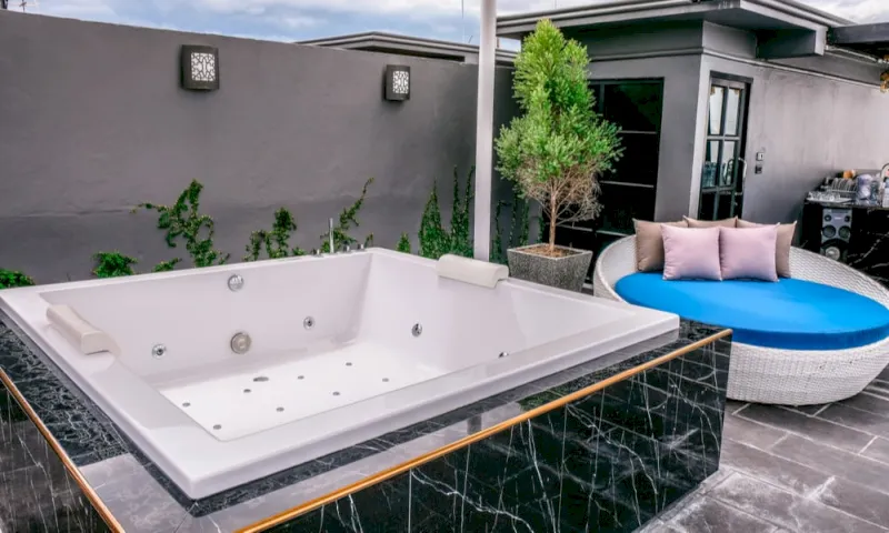 10 Tips to Clean a Hot Tub Like Pro