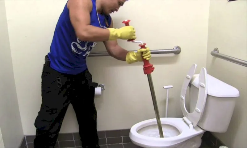 9 Tips to Use a Toilet Auger