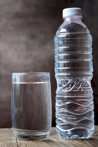 Evite el agua en botellas de plástico.