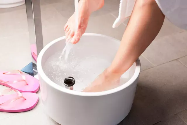 Baño de pies con bicarbonato de sodio