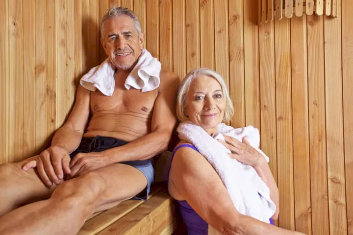 Tenga cuidado cuando intente perder peso en una sauna