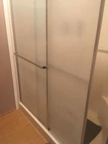 La mejor opción para limpiar los rieles de las puertas de la ducha