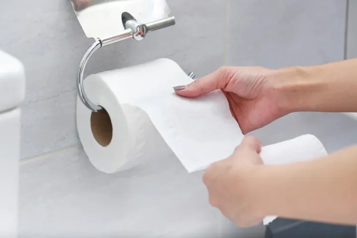 Pero, ¿por qué el papel higiénico moderno es solo blanco? ¿Por qué no otros colores? 