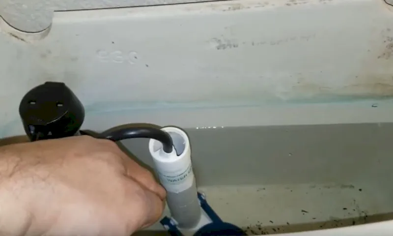 Verifica el nivel del agua en el tanque del inodoro