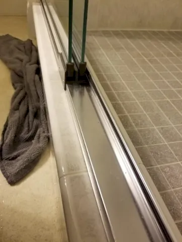 Limpie el riel de la puerta de la ducha con un limpiador a vapor 1
