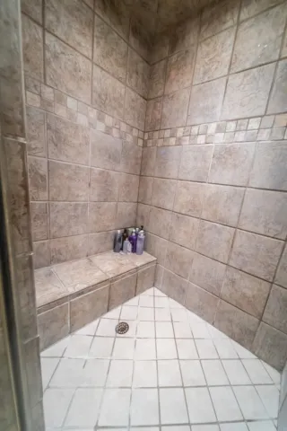 Cree espacio adicional en la ducha con un banco incorporado