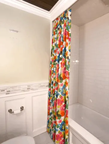 Cortina de ducha colorida de bricolaje (en tela floral de acuarela)