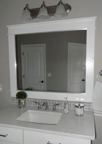 Espejo de baño con marco de bricolaje