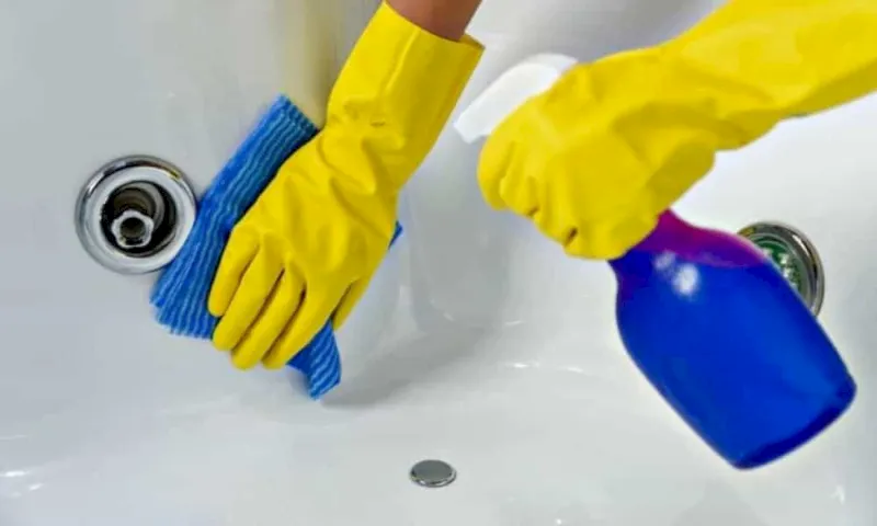Drene y limpie a fondo la bañera cada 3-6 meses.
