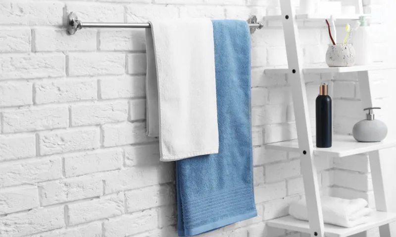 Cuelga alfombras de baño y toallas mojadas.