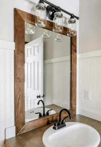 Cómo agregar un marco de madera de bricolaje a un espejo de baño