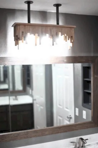 Cómo construir una luz de baño de bricolaje desde el techo