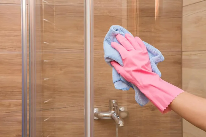 Cómo limpiar la puerta de la ducha de un baño