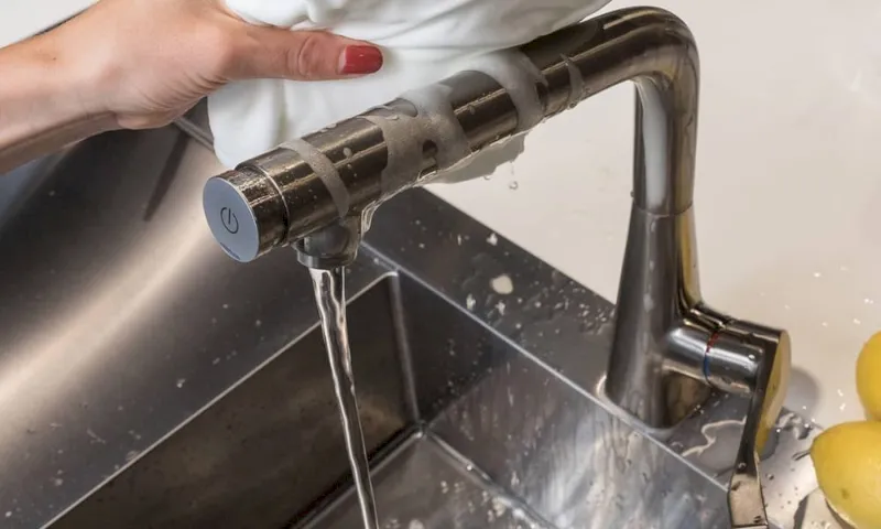 Cómo quitar el óxido de un grifo de la cocina
