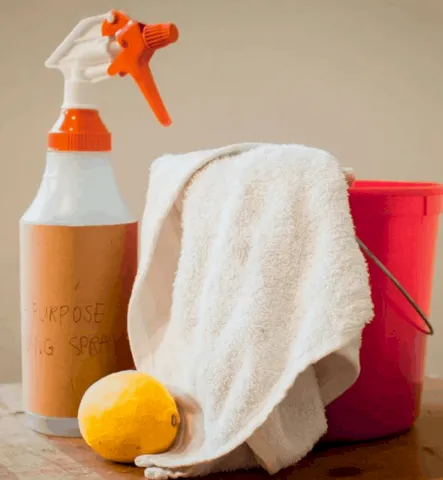 Cómo hacer artículos de limpieza caseros con ingredientes simples