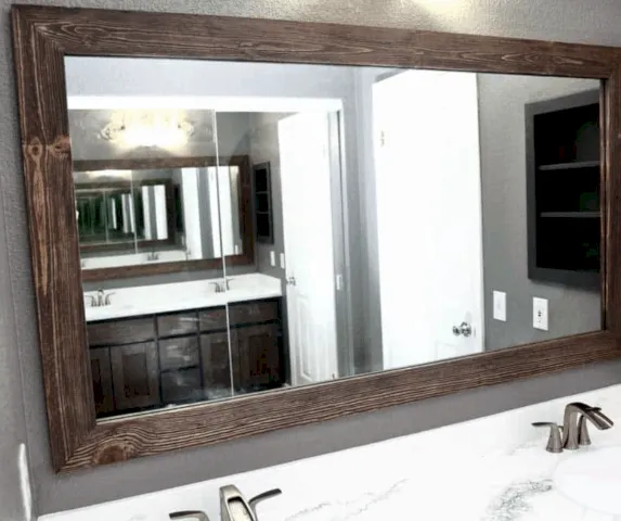 Cómo hacer un marco de espejo de baño de bricolaje personalizado