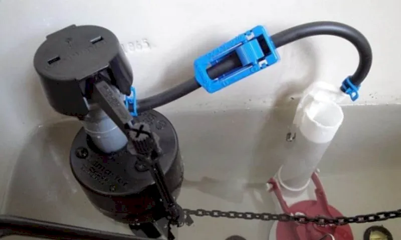 Cómo ajustar el nivel del agua en el inodoro.