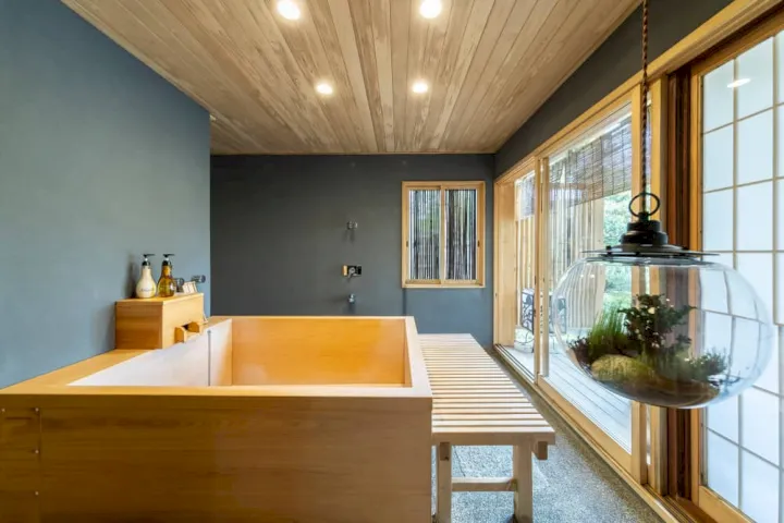 Bañera de estilo japonés apta para uso occidental