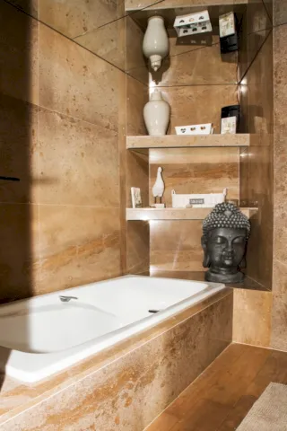 Baño rústico de mármol y madera