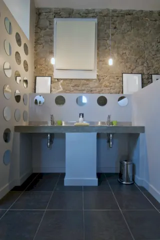 Cuarto de baño de la casa de campo moderna