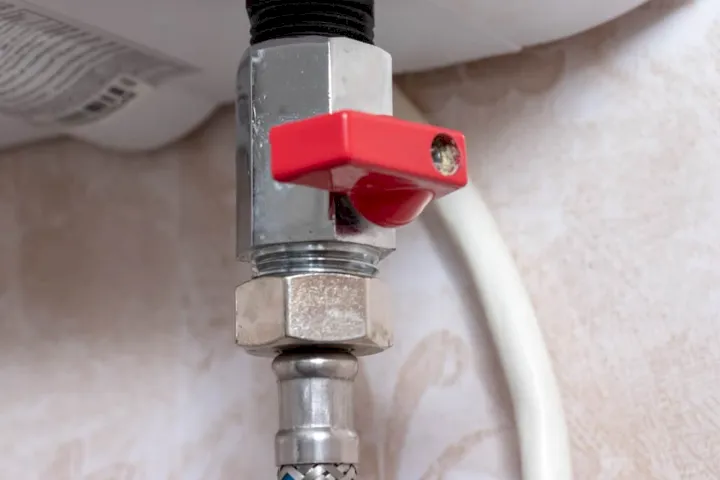 Abra la válvula de cierre del calentador de agua.