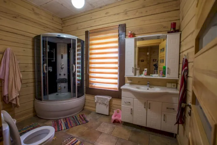 Práctico cuarto de baño de la casa de campo