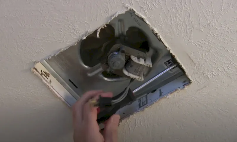 Retire la rejilla del ventilador y desconecte los cables.