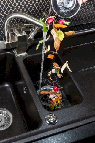 Haga correr agua fría a través de su triturador de basura