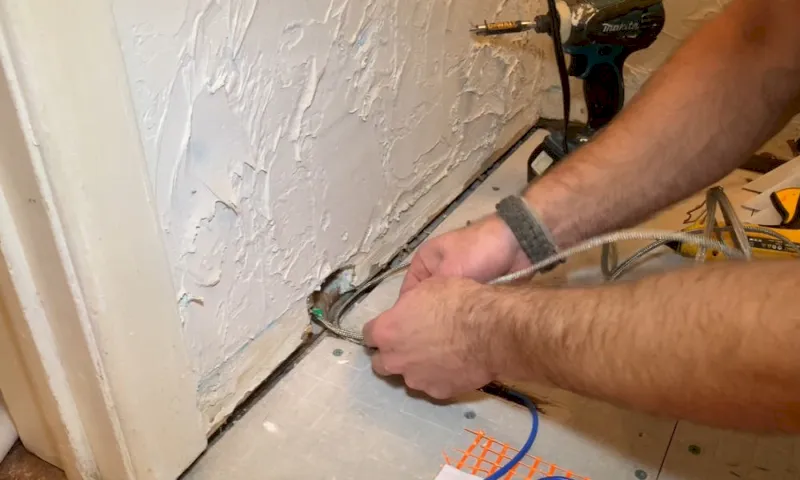 Conecte los cables del termostato a donde se conectará el termostato.