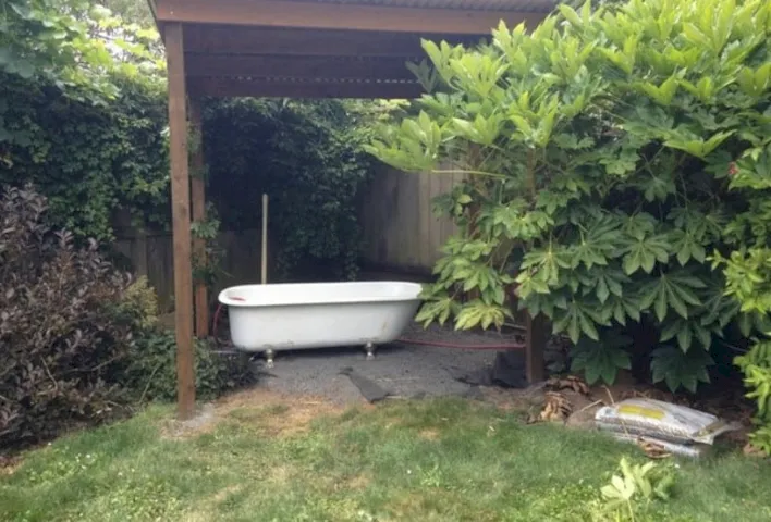Echa un vistazo a un relajante baño en el patio trasero hecho con una bañera reciclada - Houzz.com