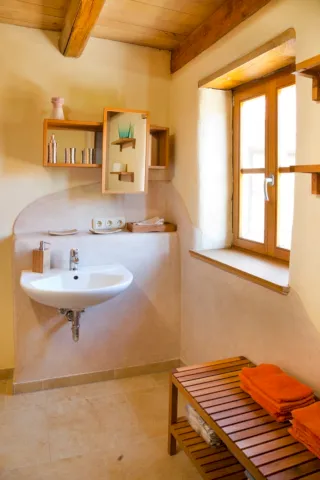 Baño simple de una casa de campo de adobe