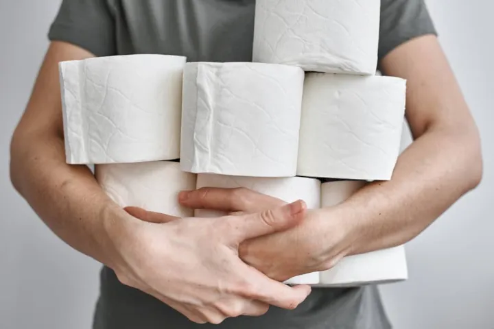¿Qué causa el deterioro del papel higiénico? 