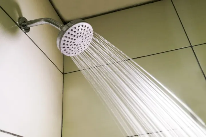 ¿Por qué tenemos diferentes alturas de cabezal de ducha estándar? 
