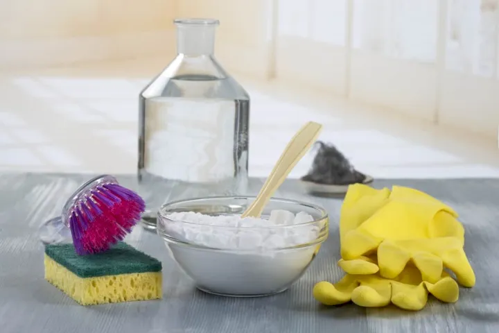 Cómo limpiar los rieles de la puerta de la ducha con bicarbonato de sodio