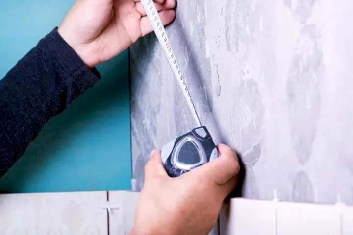 Medida para preparar la mampara de la ducha para el azulejo